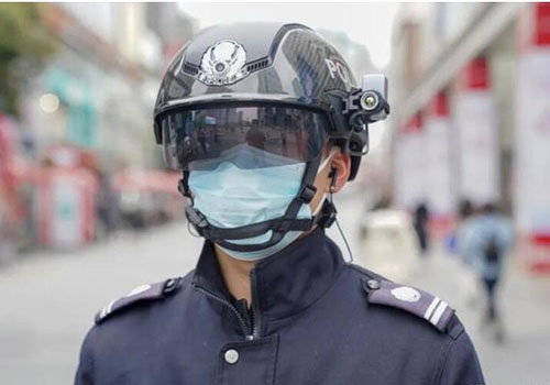 capacete de termometria de tecnologia preta china para Coronavirus (COVID-19) verificação. É parece assistir ficção científica