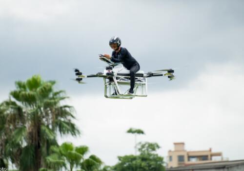 fazendeiro da China fabricou drones tripulados e investiu 20 milhões em 2 anos. Jackie Chan veio a ele para filmar