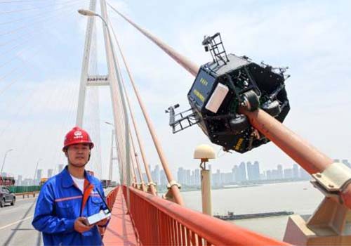 quais são as "acrobacias" do robô de inspeção subindo a ponte do rio Yangtze!
