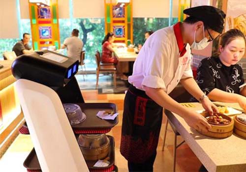 Por que os garçons robôs são tão populares nos restaurantes?