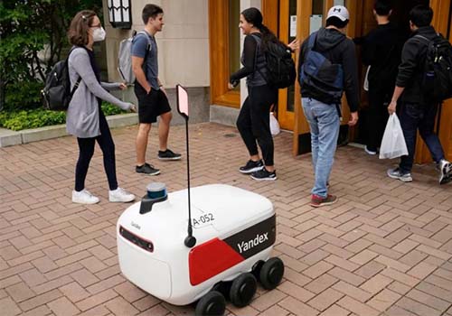 Os robôs AMR entregam comida na rua. Os empregos para viagem seriam substituídos?