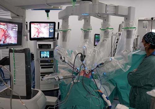Sem cortar costelas, cirurgiões espanhóis realizam o primeiro transplante robótico de pulmão do mundo