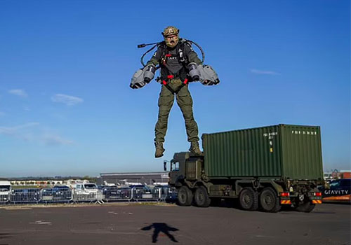 O Exército Britânico observa um jet pack que pode voar a 3600 metros de altura com velocidade de 128km / h