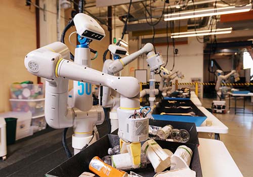 A controladora do Google implanta 100 robôs no escritório. Quão longe está de robôs de 